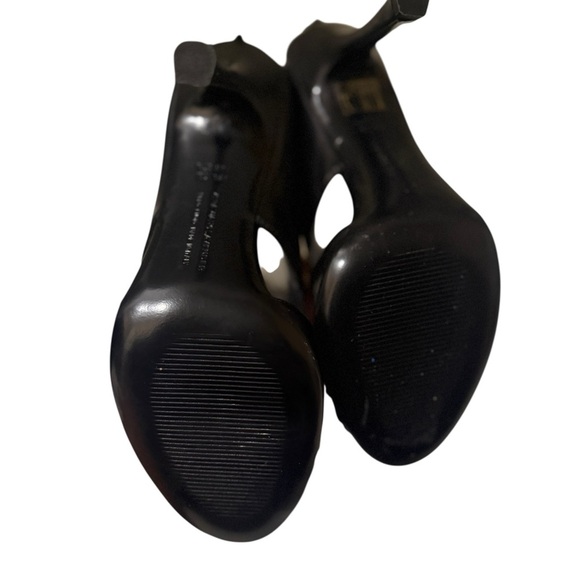 Vera Wang Lavender Heels Size 7.5 M Black Open Toe
Leather Zip Made In Italy - Picture 9 of 16